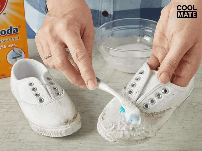 Sử dụng giấm và baking soda như nước giặt giày