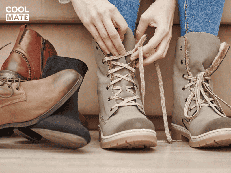 mot-nguoi-dang-buoc-day-giay-boot-nam