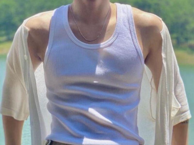 phối áo tank top với áo sơ mi