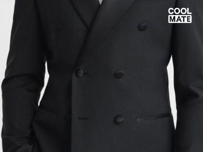 Tuxedo thường có màu đen hoặc xanh đen