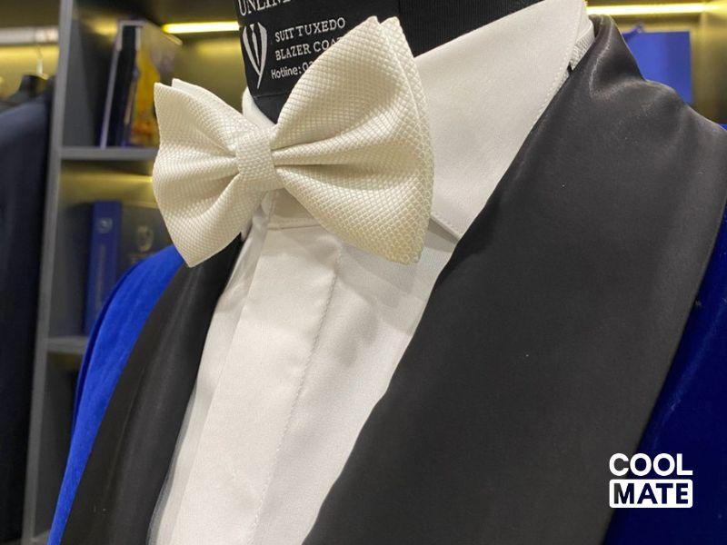 Tuxedo thường được mặc cùng áo sơ mi trắng và nơ