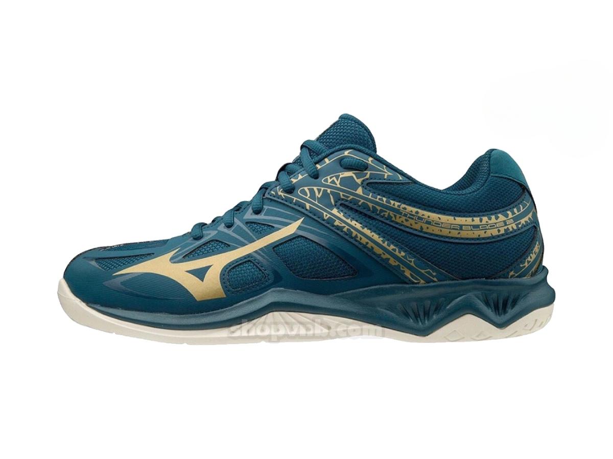 Giày Mizuno Thunder Blade với thiết kế năng động, trẻ trung
