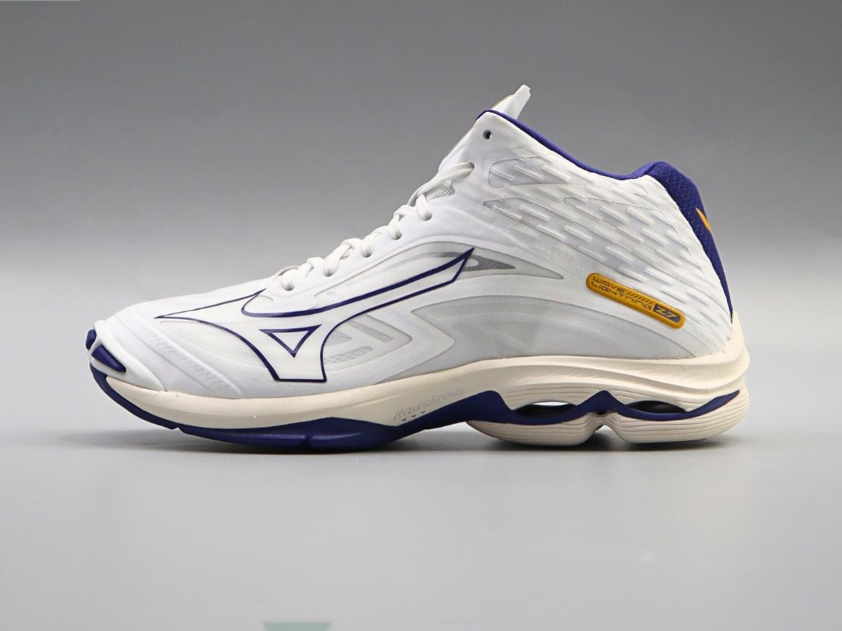 Giày Mizuno Wave Lightning Z7 màu trắng đỏ, cận cảnh đế giày