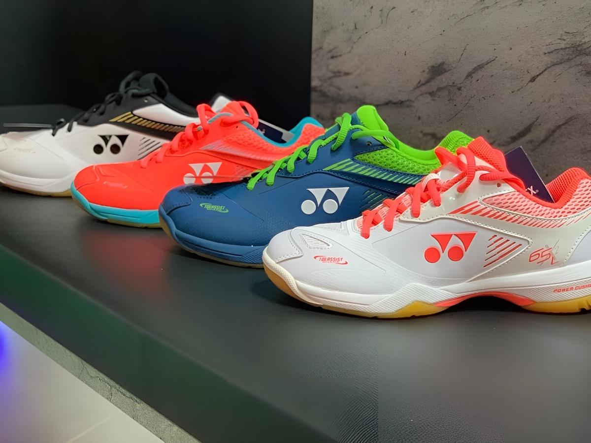 Giày cầu lông Yonex chính hãng giá bao nhiêu và mua ở đâu uy tín?