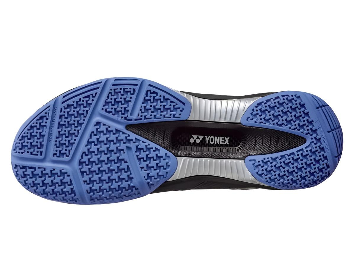 Công nghệ Radial Blade Sole & Hexagrip giúp tăng độ bám sân đa hướng