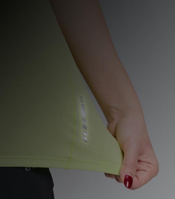 Logo phản quang và hình in nổi bật