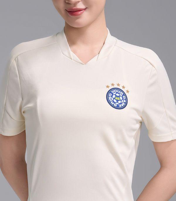 Thiết kế cổ V thể thao