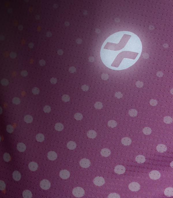 Logo phản quang và hình in nổi bật