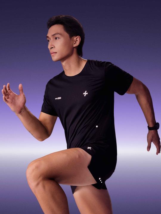 Áo tshirt regular chạy bộ nam 360Reflect™ "Run Safe In The Dark" video thumbnail