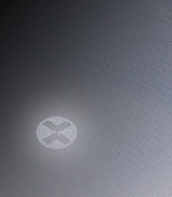 Logo phản quang và hình in nổi bật