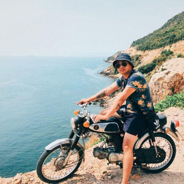 Du khách có thể thuê xe máy để khám phá đảo Nam Du