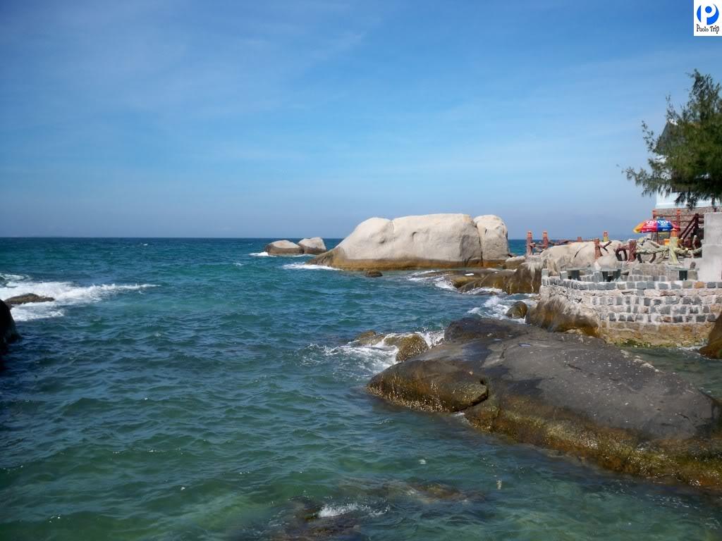 Hòn Hai Bờ Đập với hình dáng độc đáo