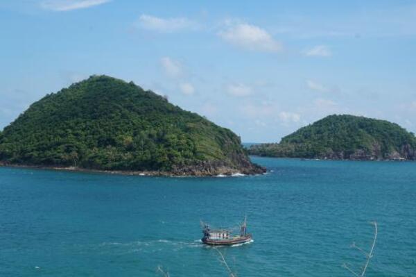 Hòn Nồm hoang sơ với địa hình toàn núi đá