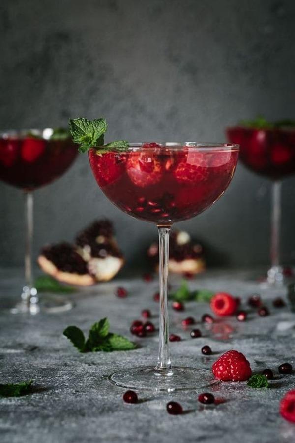 Cách pha Cocktail dâu tằm chanh cực đơn giản 