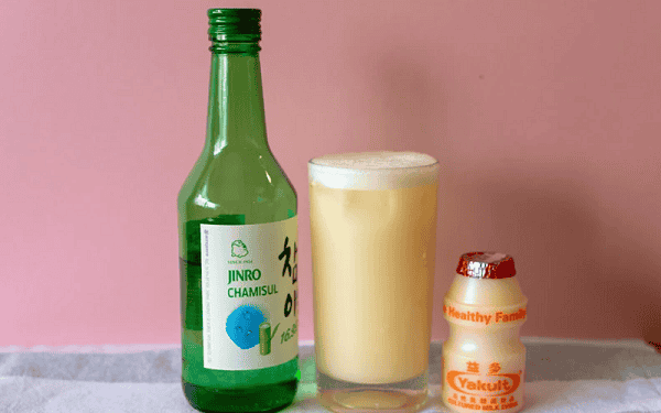 Pha rượu Soju với sữa chua - một c&aacute;ch mix hay đ&aacute;ng để bạn thử