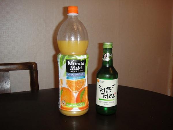 Soju với nước cam - sự kết hợp tuyệt vời bạn n&ecirc;n thử