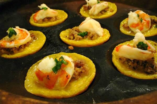 Bánh căn hải sản thơm ngon giòn rụm