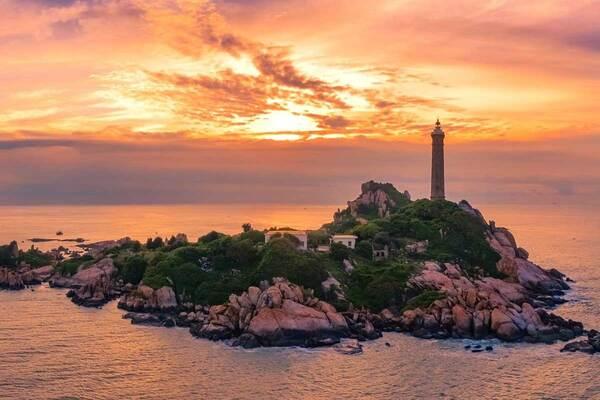 Đảo Kê Gà với ngọn hải đăng cùng tên nổi tiếng