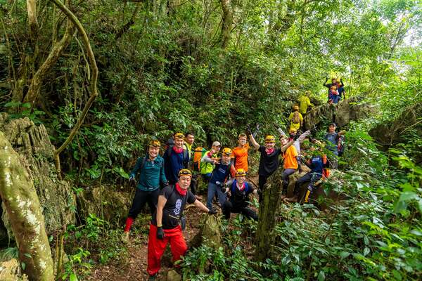 Mang theo gậy trek để giúp di chuyển dễ dàng hơn