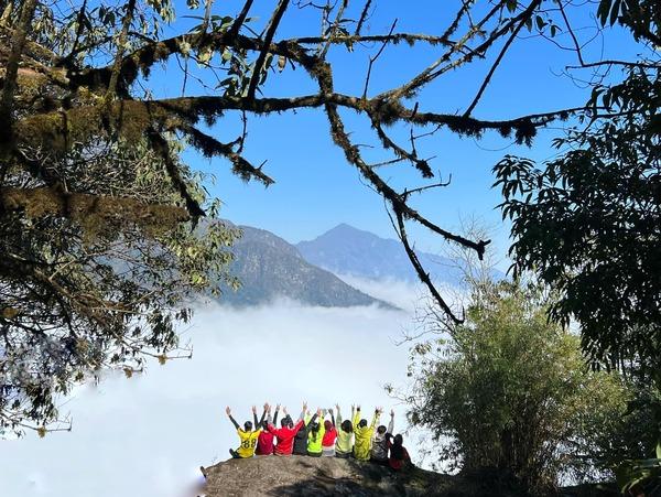 Tìm hiểu kỹ địa hình sẽ đi trekking (Ảnh: Hoàng Đình Ba)