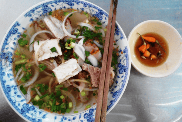 Bánh canh cá thu có thịt cá thu tươi thơm, ngọt, chắc thịt mà không hề bị tanh