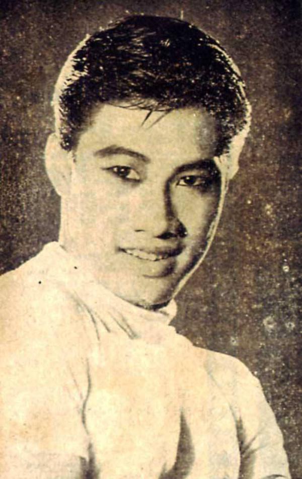 Tóc vuốt ngược gọn gàng 