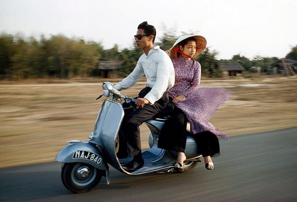 Hình ảnh đôi vợ chồng đèo nhau trên con xe Vespa những năm 60 