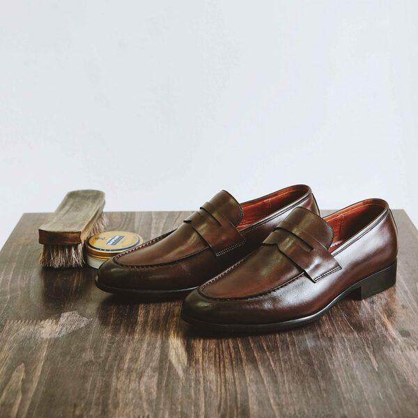 Mẫu giày Penny Loafer với những bộ trang phục cổ điển
