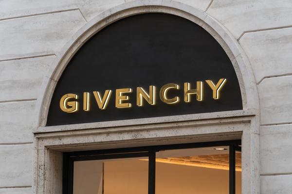Lịch sử hình thành và phát triển đầy thăng trầm của thương hiệu Givenchy