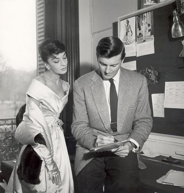 Hubert de Givenchy và diễn viên Audrey Hepburn trong bộ váy trắng tinh khôi