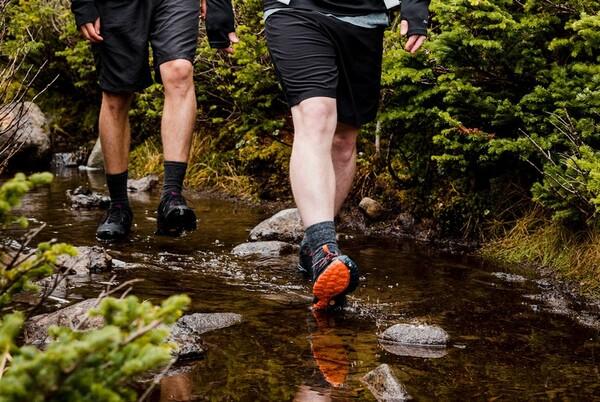 Sử dụng giày chuyên dụng khi đi Trekking 