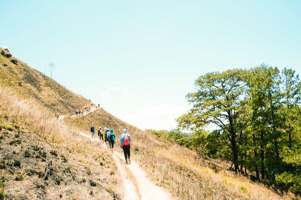Hiking là hoạt động đi bộ đường dài tại những địa điểm đẹp, nổi tiếng 