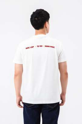 Product side /image/April2025/ao-thun-relaxed-fit-in-co-do-doc-lap-1.12.jpg