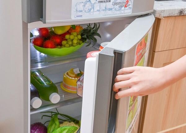 Đóng/mở tủ lạnh nhanh chóng để tiết kiệm điện