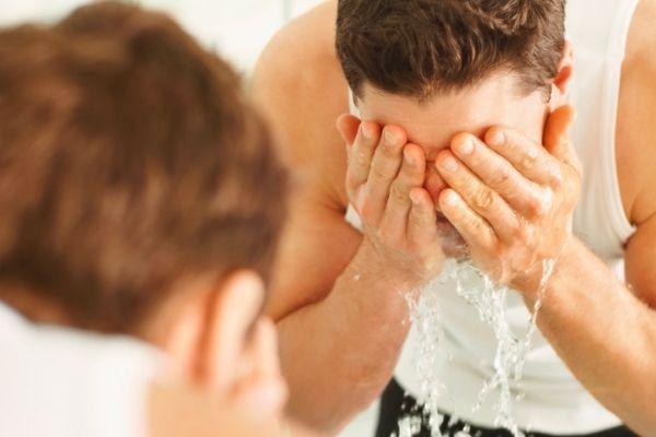 Đừng chỉ rửa mặt bằng nước
