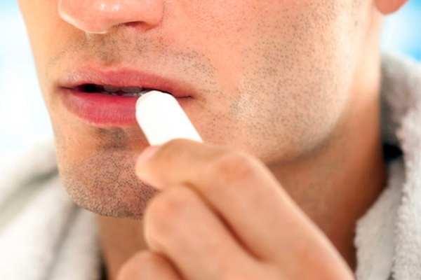 dưỡng môi thường xuyên cung cấp độ ẩm cho vùng da