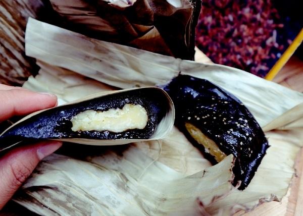 Bánh gai Nam Định nhâm nhi cùng một tách trà thơm