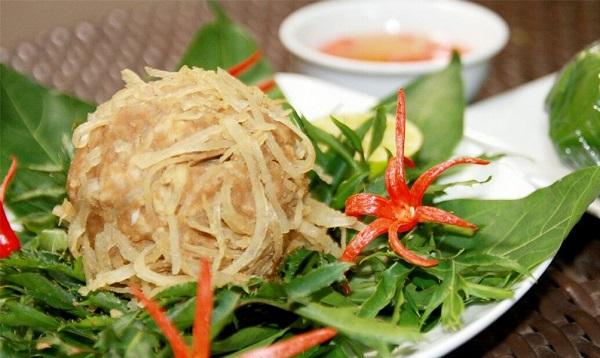 Nem phùng được chế biến khá tỉ mỉ từ những nguyên liệu dễ tìm