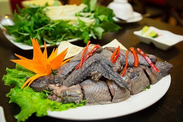 Gà đen H'Mông chắc thịt với màu đen đặc trưng