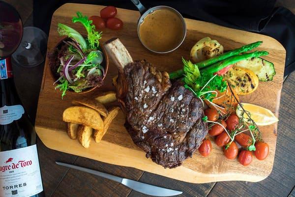 Moo Steak - địa chỉ quán steak ngon tại Hà Nội với phong cách bài trí món ăn Châu Âu