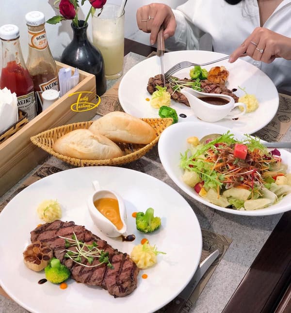 Botanica là một trong những quán beefsteak với không gian giản dị, ấm cúng