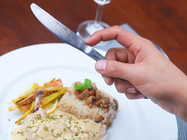 nhấn và giữa dao bằng tay phải