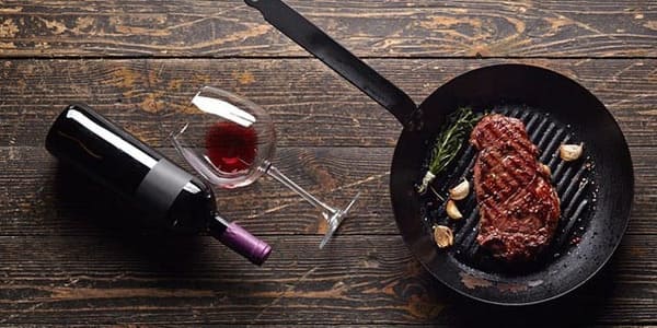 Rượu vang và bít tết là sự kết hợp hoàn hảo