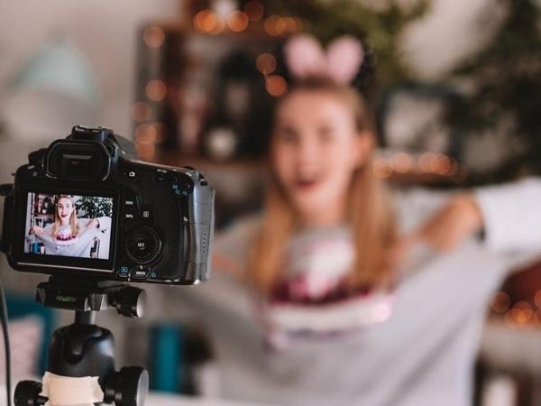 làm Vlogger để kiếm thêm tiền để tiết kiệm trả nợ