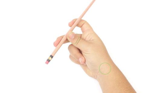 Động tác quay bút Thumbaround