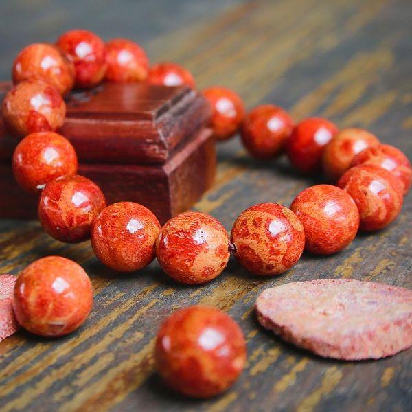 Nam giới đeo vòng tay san hô màu đỏ sẽ gặp nhiều may mắn,