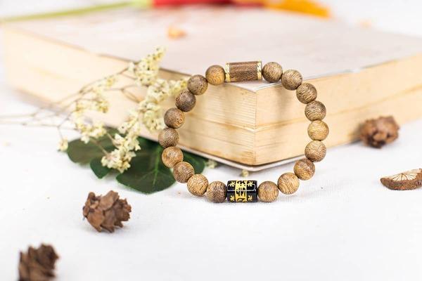 Vòng tay gỗ phong thủy nam mệnh Hỏa