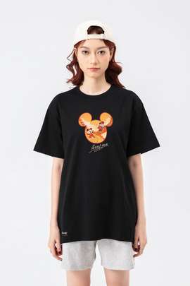 Product side /image/December2024/2484.ULSDN.TSZ609--Ao-thun-Relaxed-Fit-84RISING-Disney-Corner---TET---Mickey-Mouse.16.jpg
