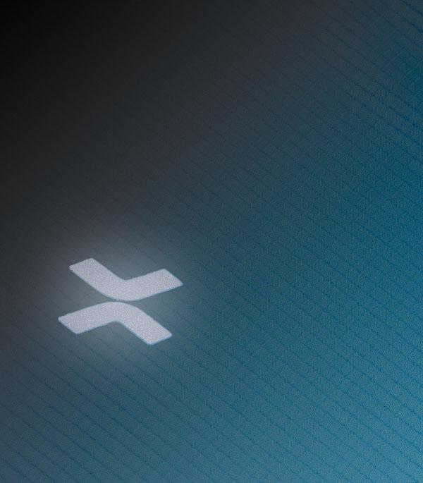 Logo phản quang và hình in nổi bật