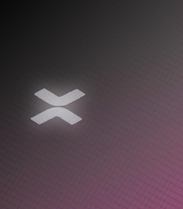 Logo phản quang và hình in nổi bật